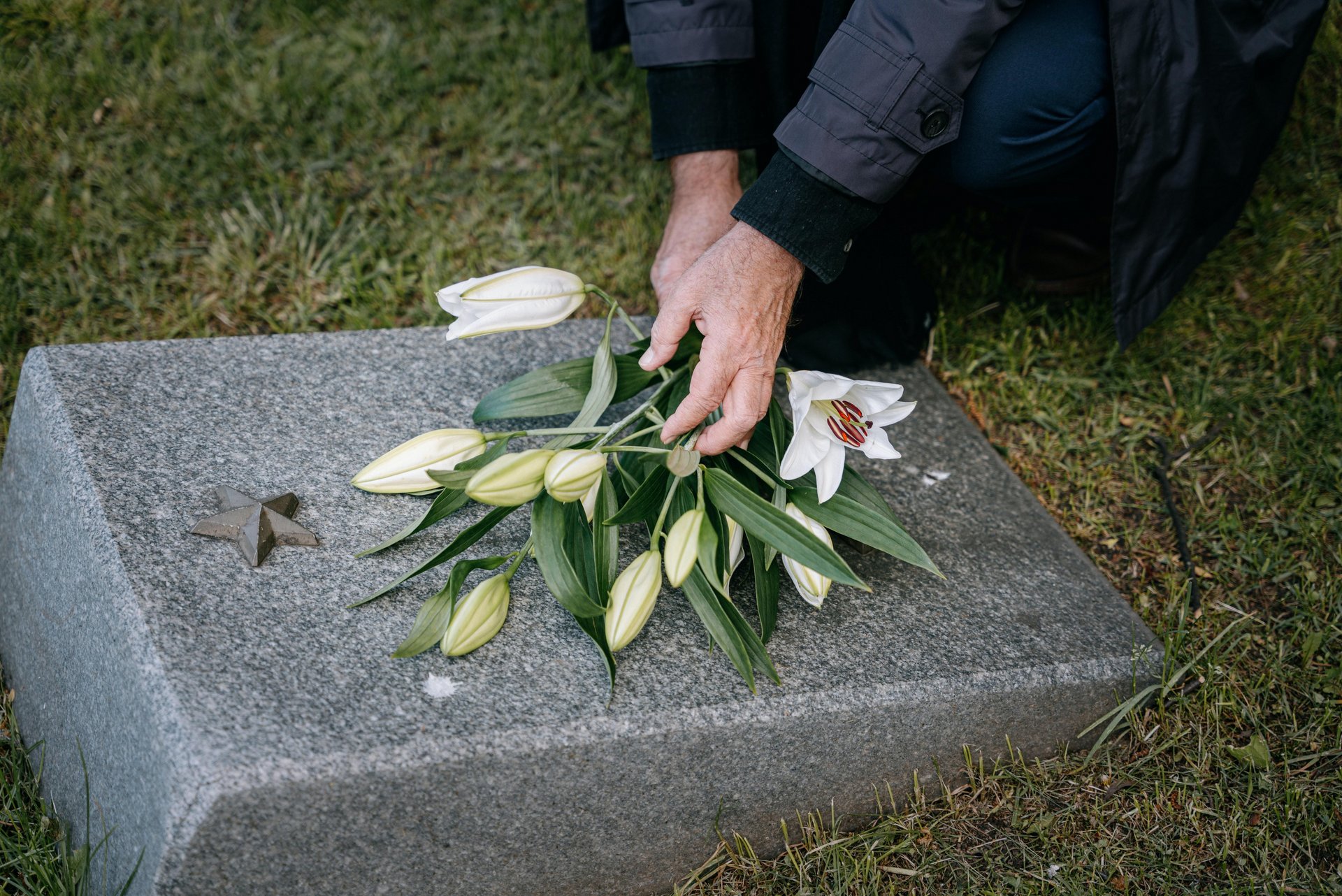 Lilien auf Grabstein