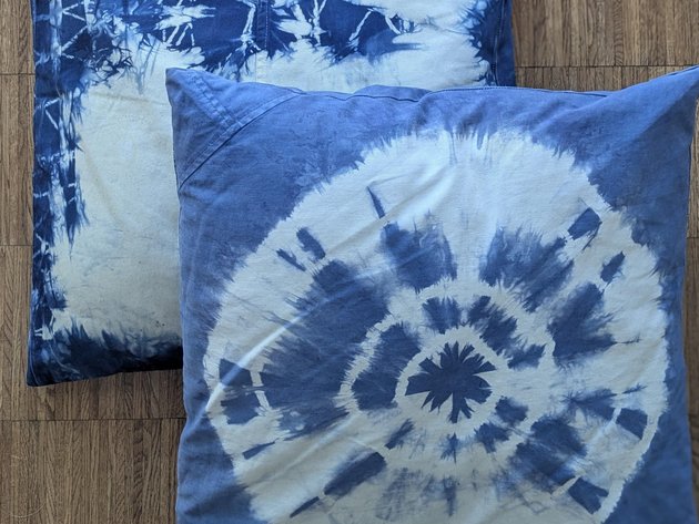 2 Kissen mit blauen-weißen Batikmuster
